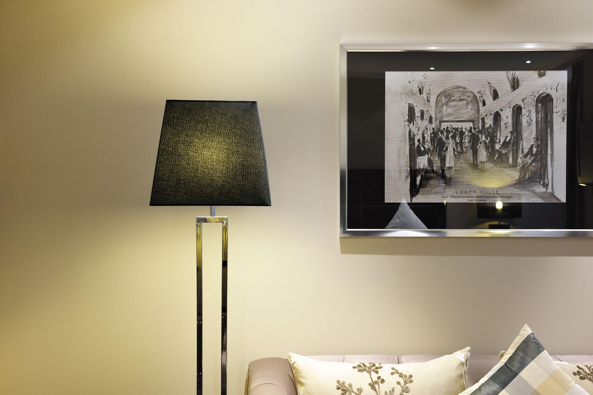 카스텐스 호텔 루이젠호프 하노버 외부 사진 A floor lamp