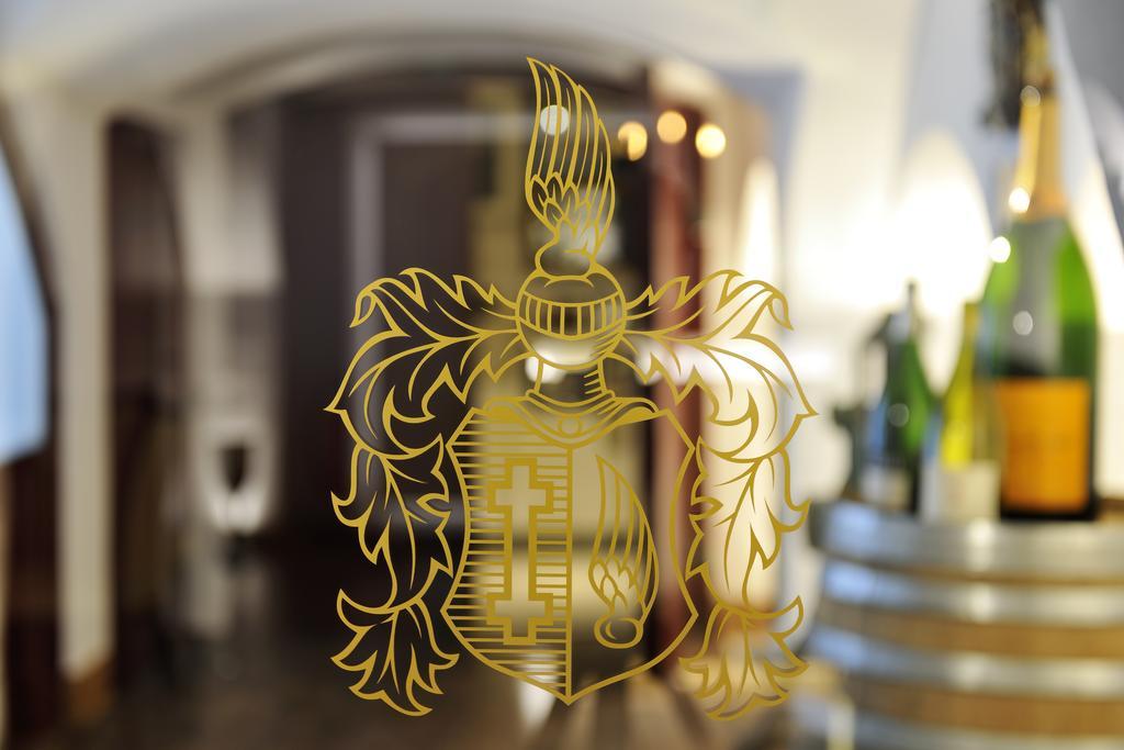 카스텐스 호텔 루이젠호프 하노버 외부 사진 Coat of arms of the University of Basel