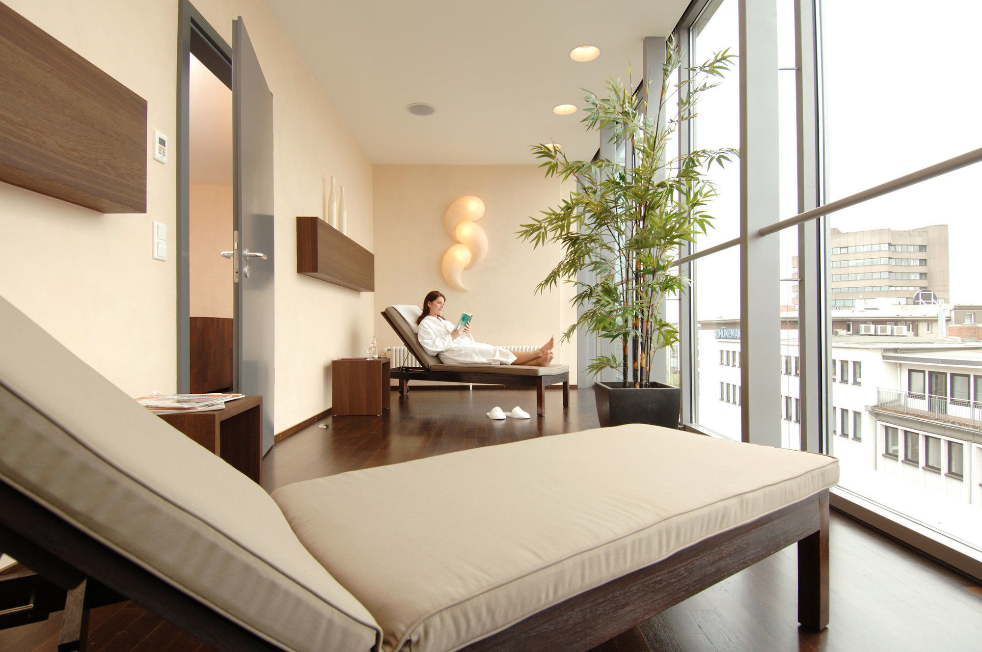 카스텐스 호텔 루이젠호프 하노버 외부 사진 A relaxation room at a spa